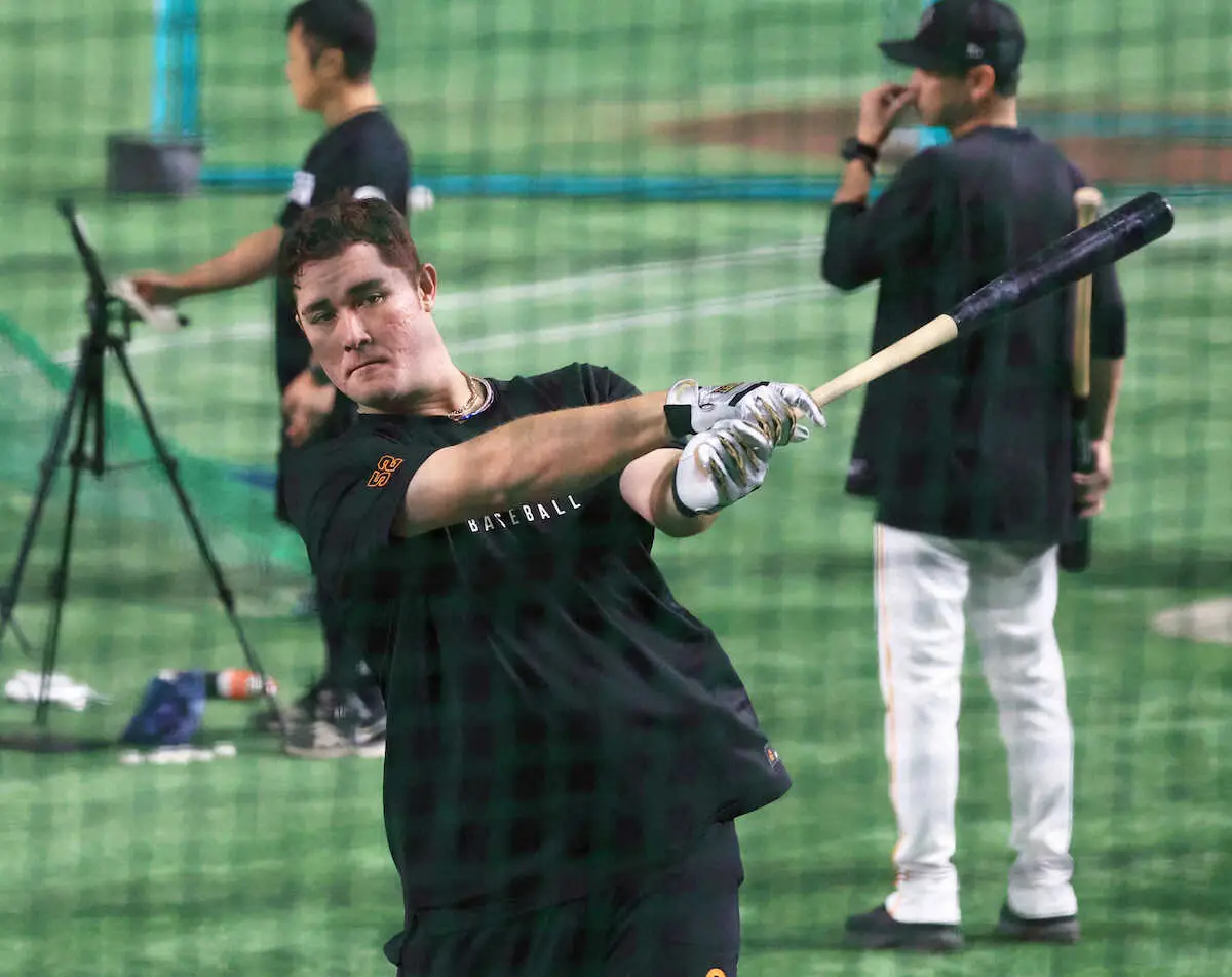 【画像・写真】巨人・リチャードが“休日返上”　秋季キャンプオフ日もバット振り込む