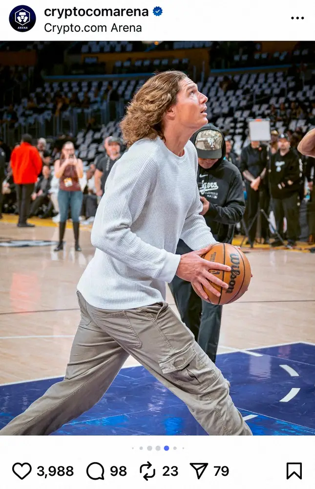 【画像・写真】グラスノーが“ヘソチラ”ダンク！レイカーズ戦で見せた華麗なシュート公開　長い腕でリングつかみ…