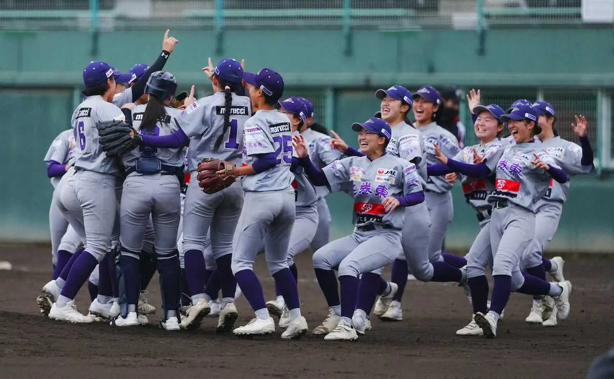【画像・写真】【女子野球はなまき大会】花巻東が連覇　神山桃実主将が3安打「絶対やってやるぞと思っていた」