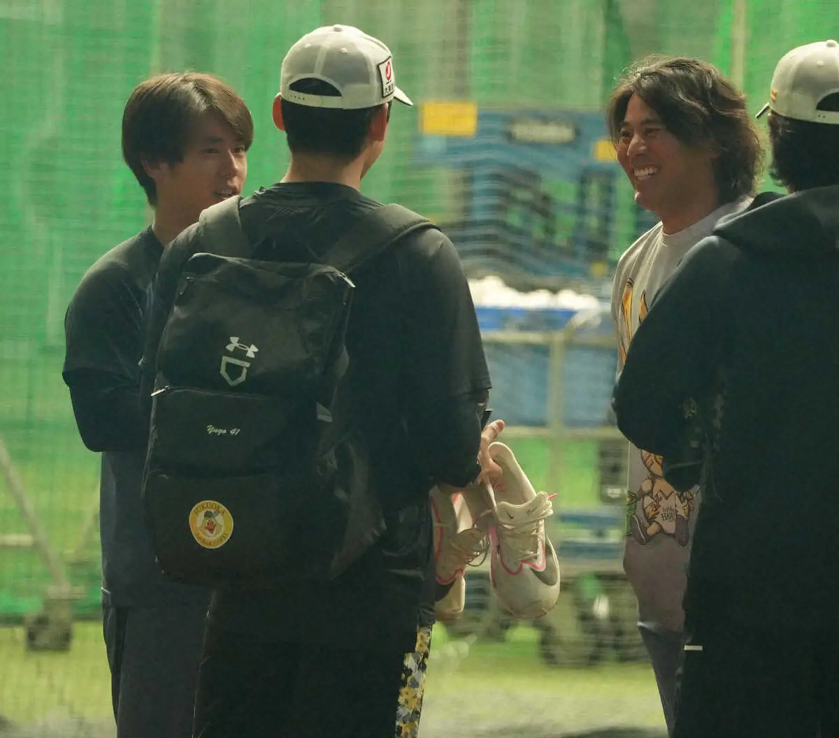 【画像・写真】（左から）田浦、前田悠と笑顔で話す浜口（撮影・岡田　丈靖）