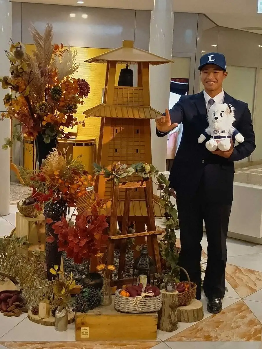 【画像・写真】西武ドラフト5位の山村学園・横田が仮契約　埼玉育ちの西武ファンで「プロの舞台に入れる実感湧いた」