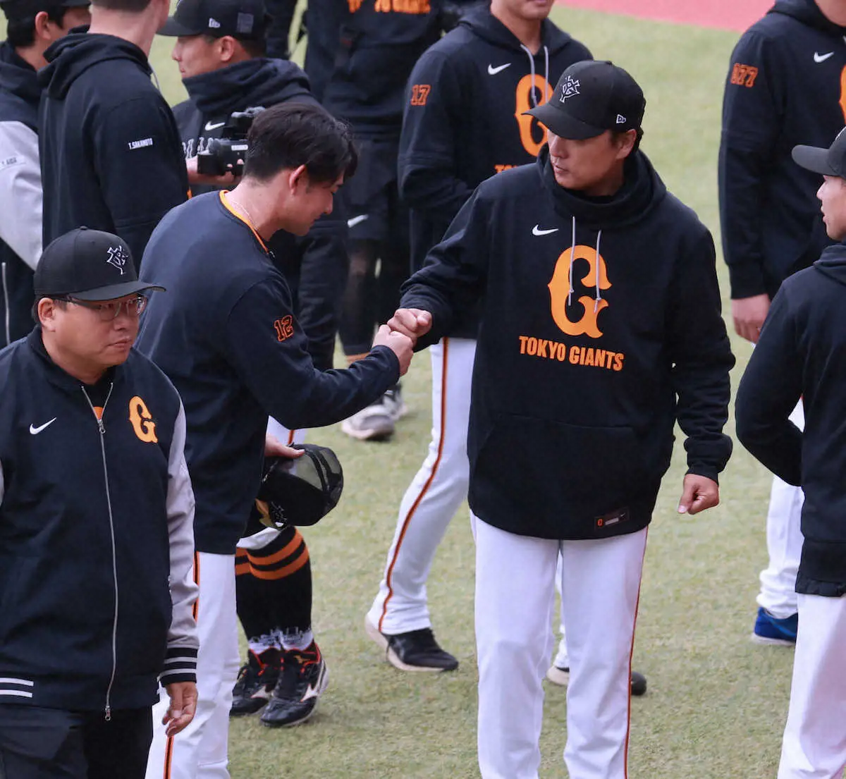 【画像・写真】巨人・阿部監督が李承燁臨時コーチにコーチ就任打診「僕の方から正式にオファー」秋季キャンプ打ち上げ