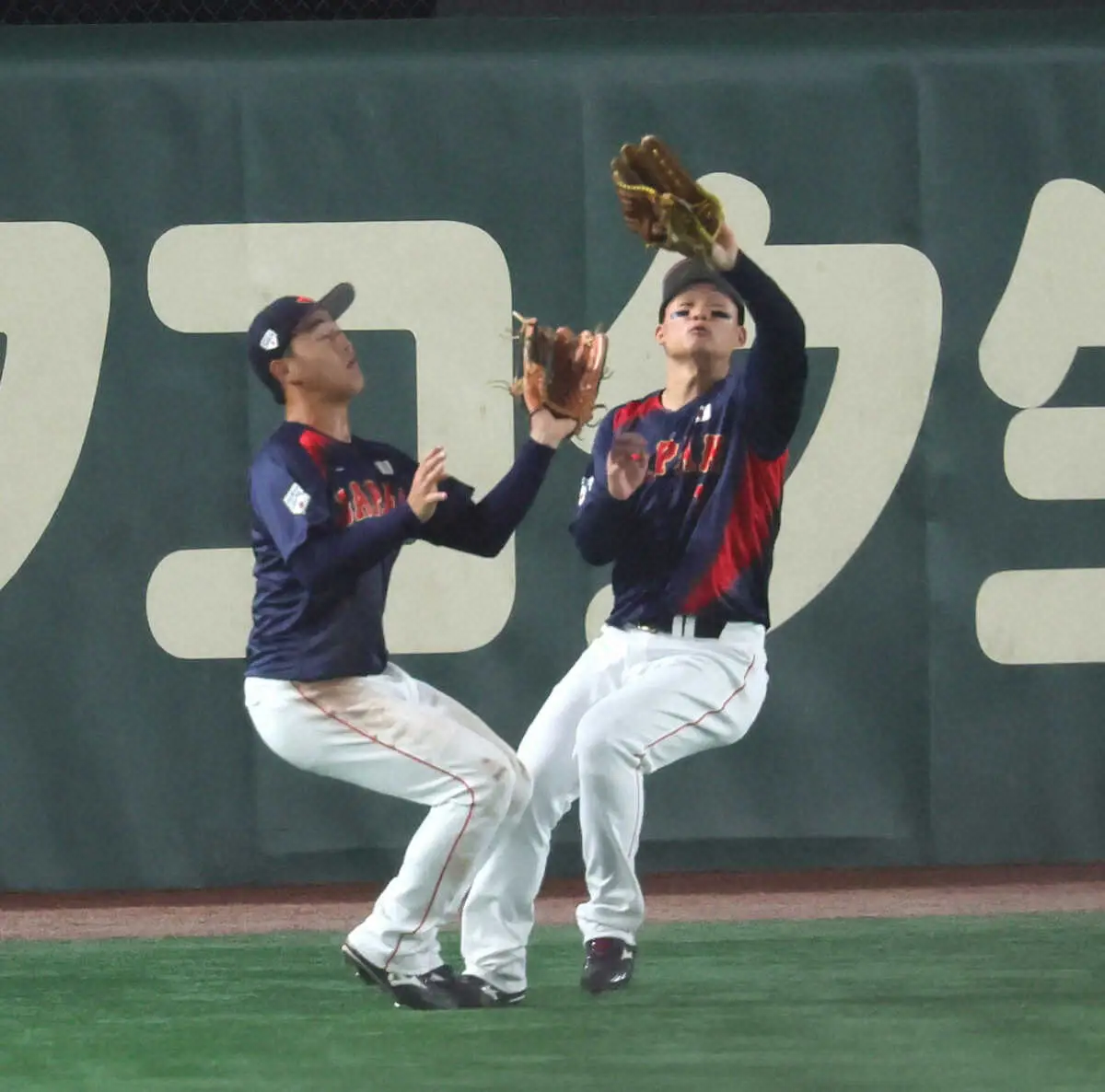 【画像・写真】＜韓国・日本＞2回、文保景の打球を追って交錯する西川（左）と森下（撮影・尾崎　有希）　