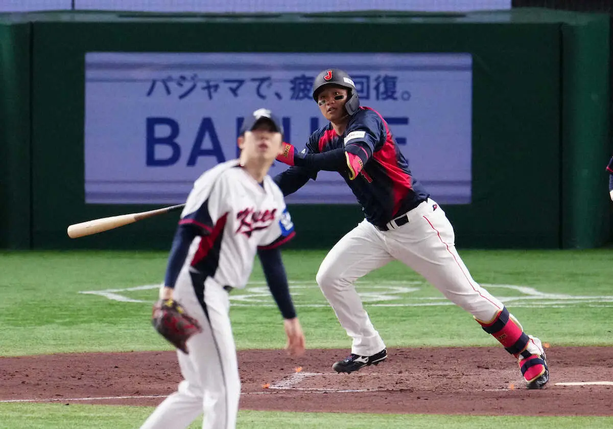 【画像・写真】＜韓国・日本＞4回、二塁打を放つ森下（撮影・木村　揚輔）