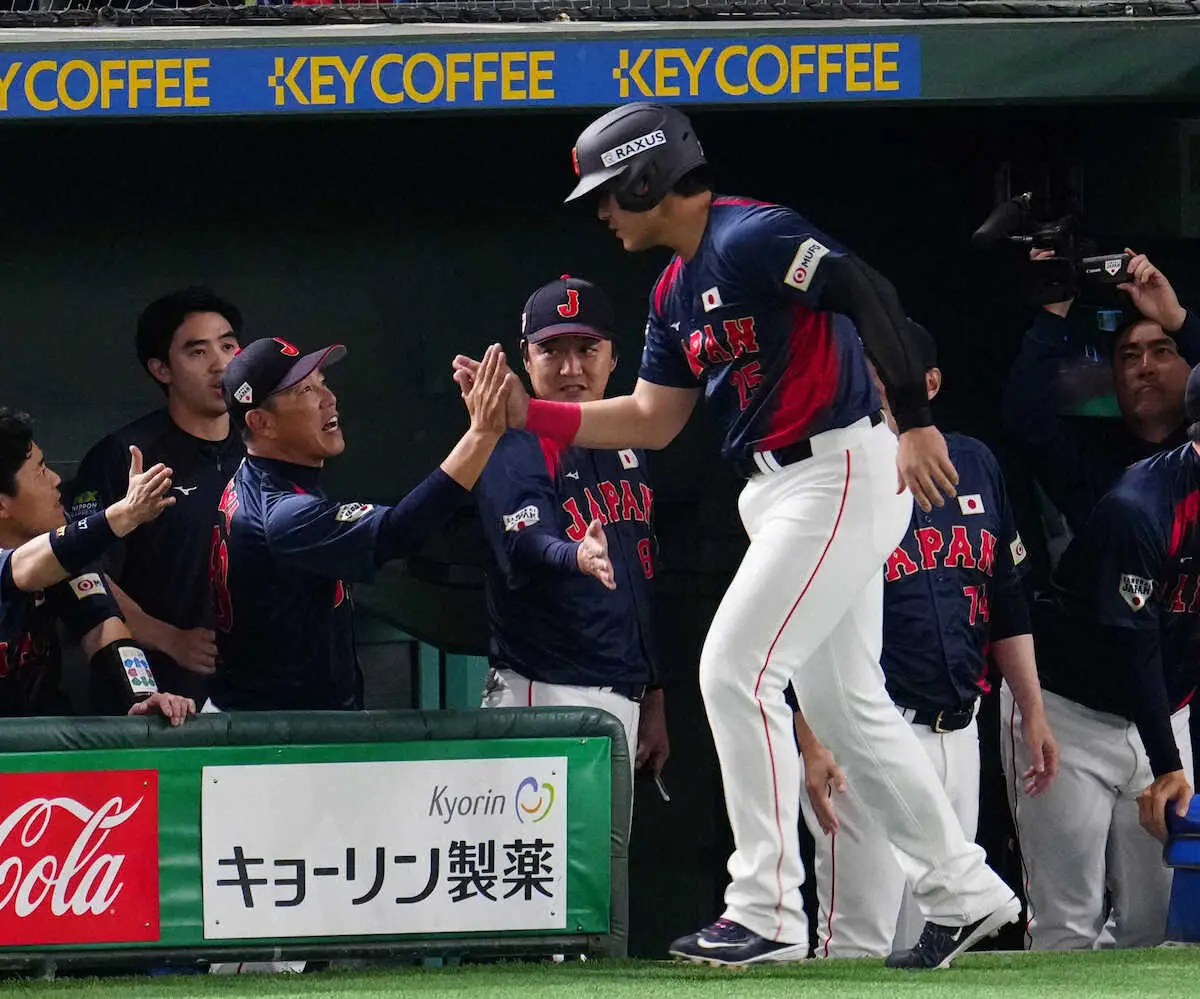 【画像・写真】【侍ジャパン】岡本和真の代打登場に大歓声！東京Dに響き渡った応援歌大合唱　年内ラストゲームの8回