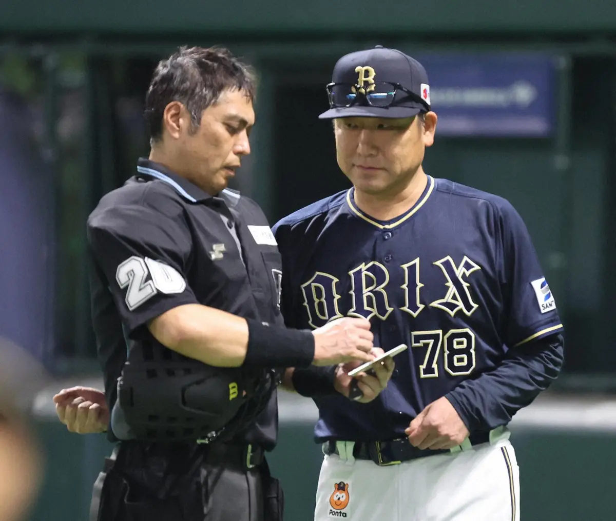 【画像・写真】打球が直撃し悶絶した白井球審（左）を気遣うオリックス・中嶋監督（24年撮影）