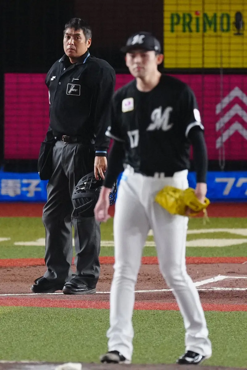 【画像・写真】ロッテ・佐々木朗希を見つめる白井球審（23年撮影）
