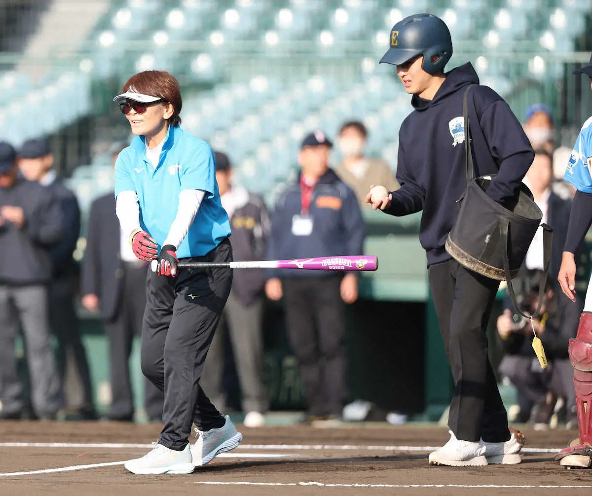 【画像・写真】西日本選抜が初優勝！第4回全日本大学準硬式野球東西対抗日本一決定戦　試合前に宇津木さんがノック披露