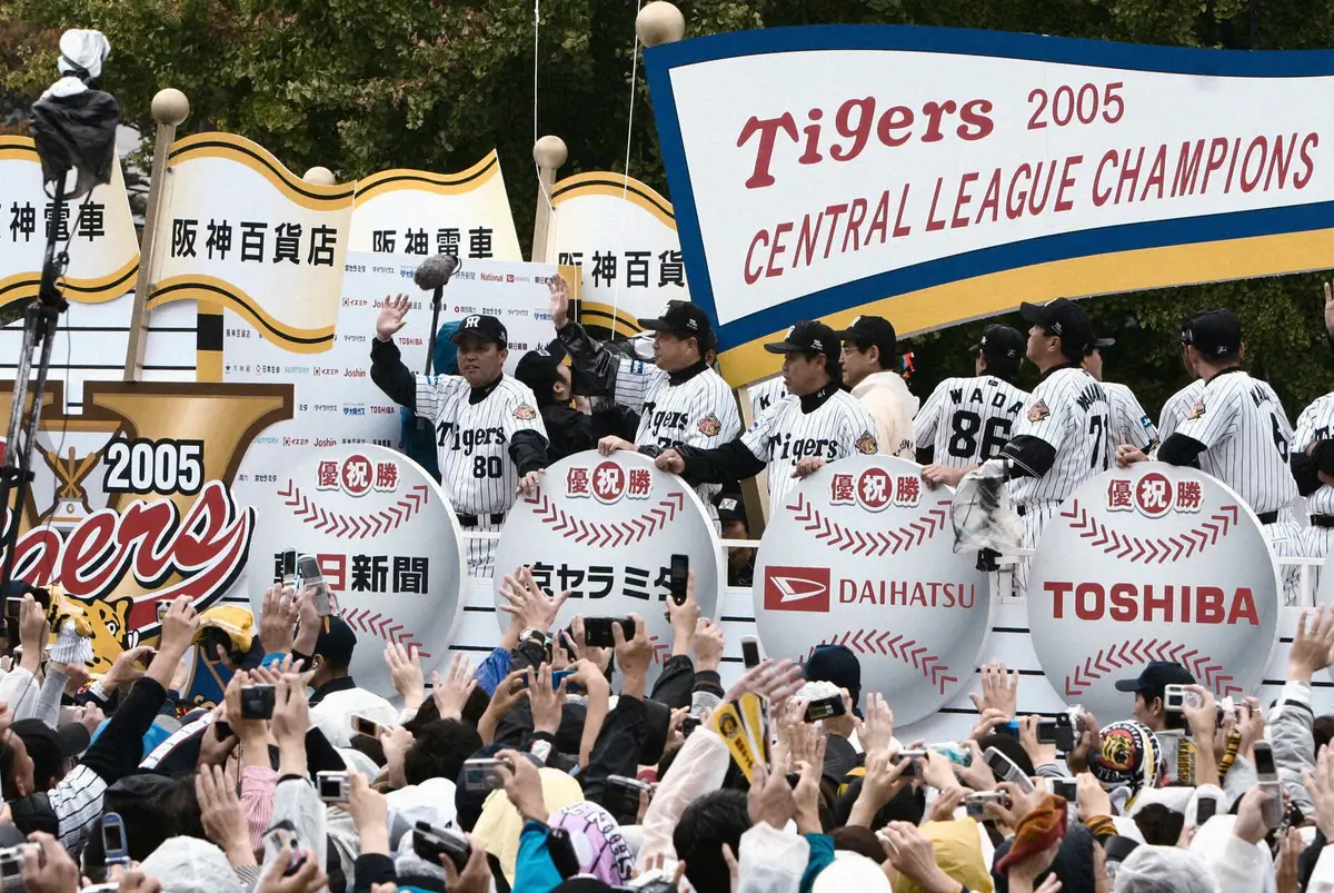 【画像・写真】星野仙一監督、島野育夫ヘッド、オマリー特命コーチ…御堂筋で笑顔が輝いたレジェンドたち