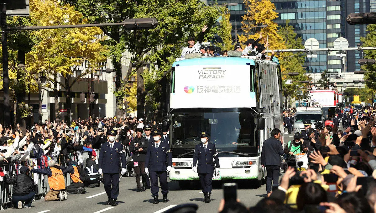 【画像・写真】【阪神Vパレード】「すごくありがたい」と大山悠輔感激、近本はかつて所属の大阪ガスのビルに同期の姿発見