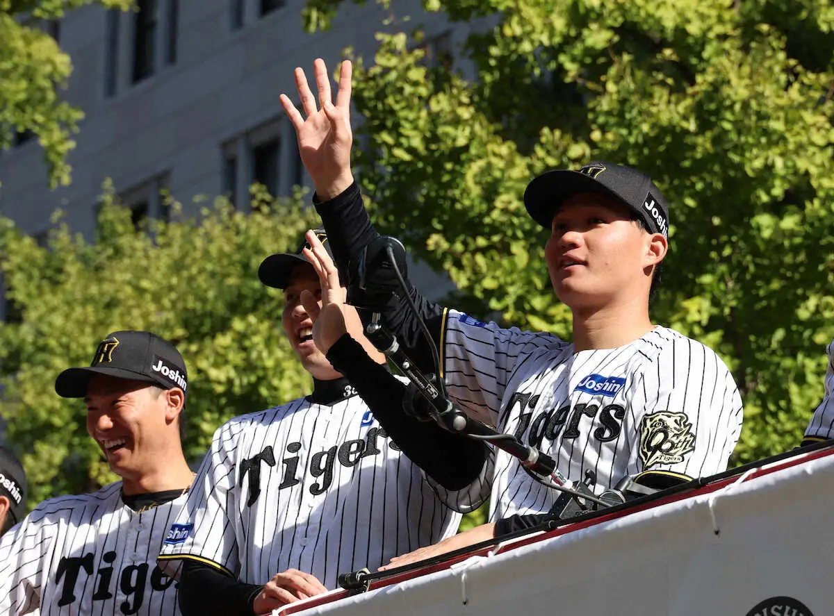 【画像・写真】【阪神Vパレード】アイドルコンサートさながらの珍ボード多数　才木浩人へ「157キロで投げキッスして」