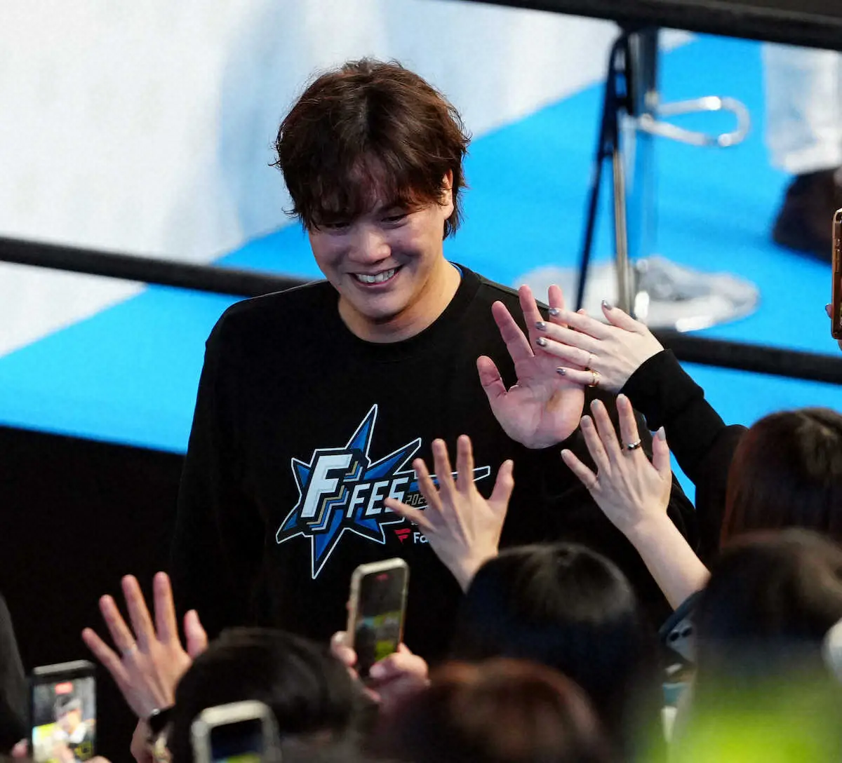 【画像・写真】22日、トークショーを終えファンとタッチを交わす伏見