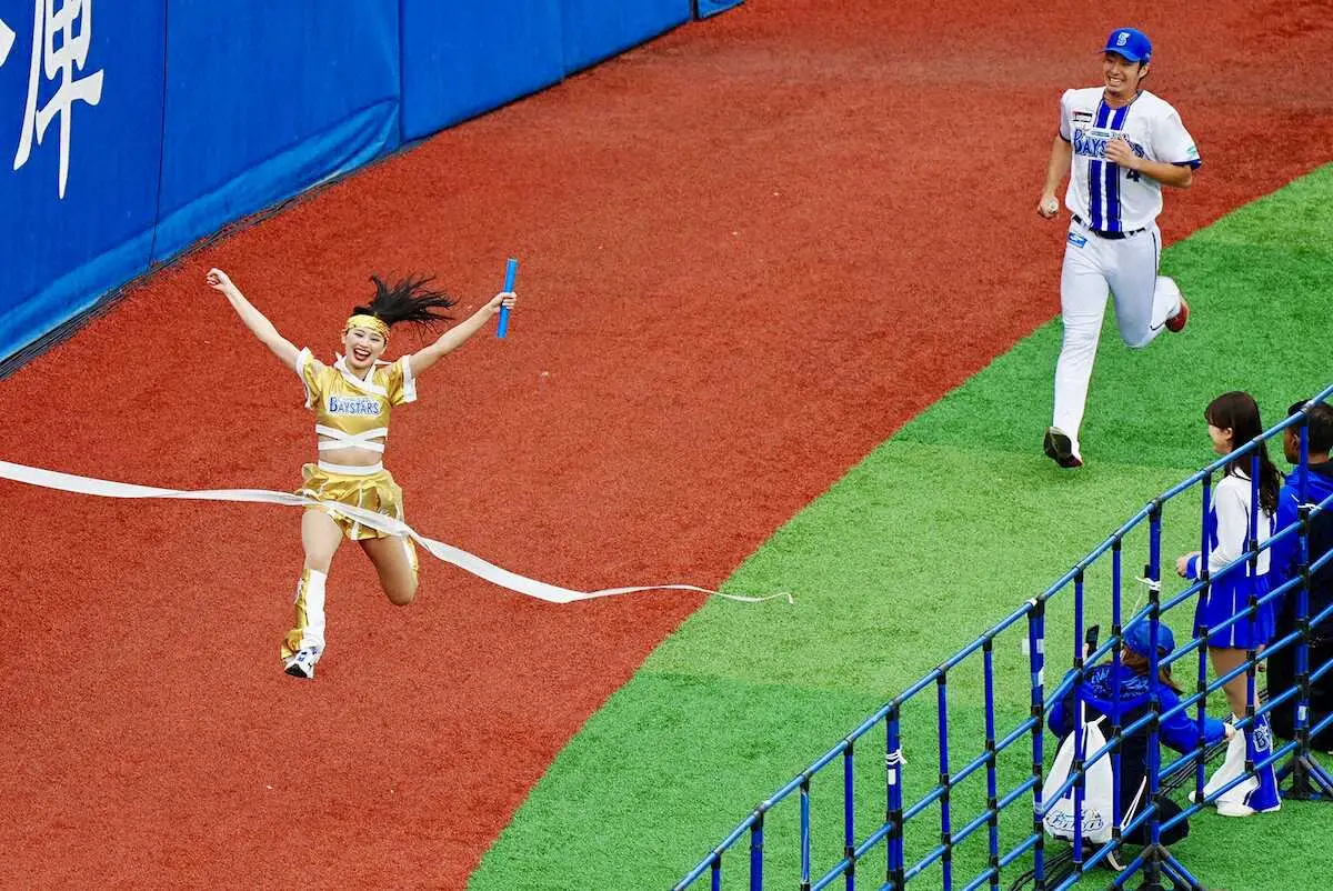 【画像・写真】ハマスタバトルで選手チームに勝利するゴールテープを切るdianaのAki