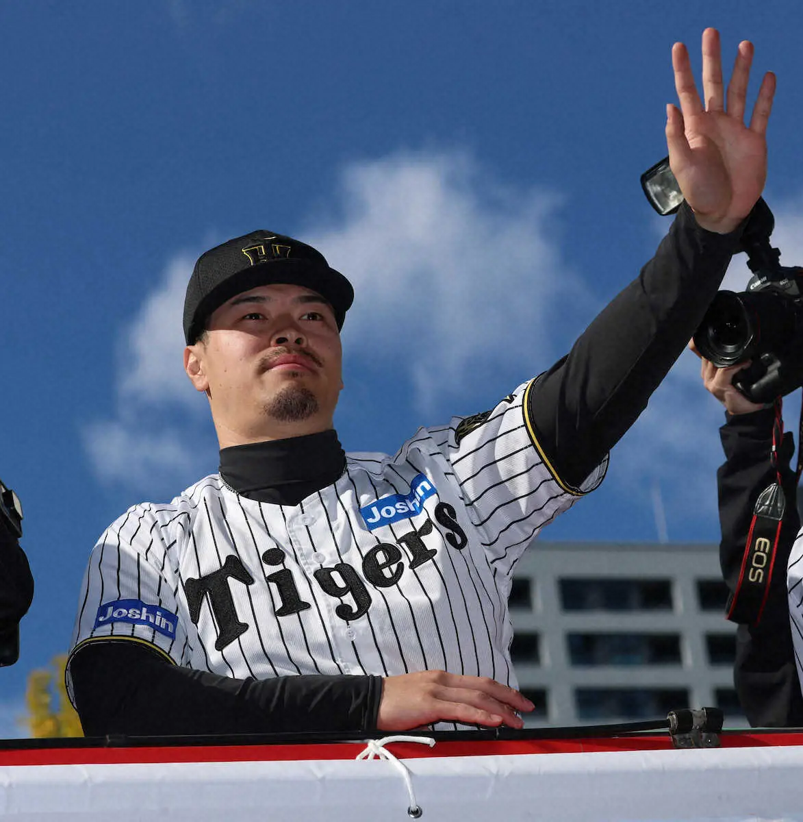 【画像・写真】ワイルドに変身の阪神・佐藤輝明　ファンの大声援に感無量「もう最高っすね」26年も2冠の今季に続く!