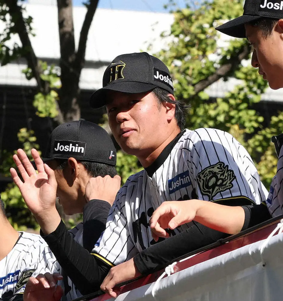 【画像・写真】阪神・高橋遥人　優勝パレード初参加、笑顔で手を振り「気持ちよかった」　2年前は1軍登板なく不参加