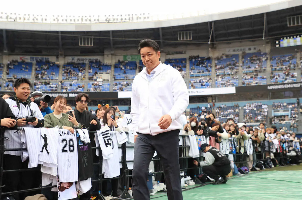 【画像・写真】ロッテ・サブロー新監督　ファン感であいさつ「来年はこの選手たちが面白い野球を見せてくれる」
