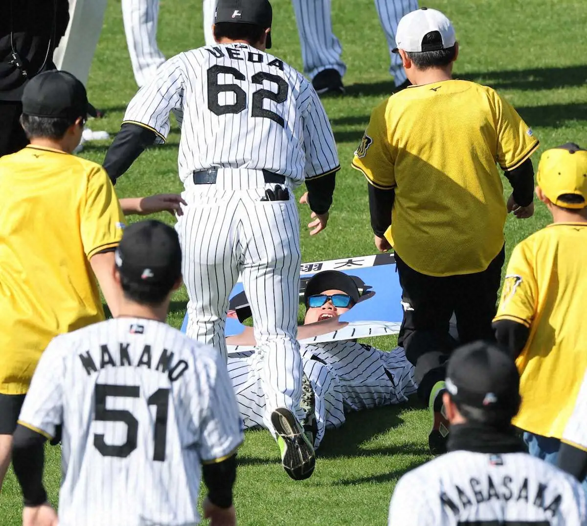 【画像・写真】「趣味は生け花、ウクレレという選手は誰？」阪神ファン感謝デー「タイガースカルタ」で珍エピ続出