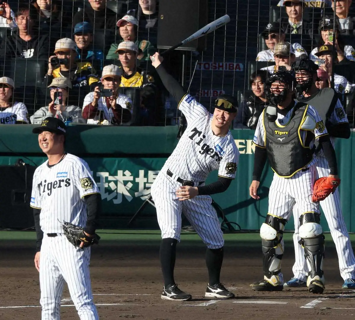【画像・写真】佐藤輝明が会心の“火の玉”撃ち!?　ファン感謝デー「現役VSレジェンド野球対決」　藤川監督は苦笑い