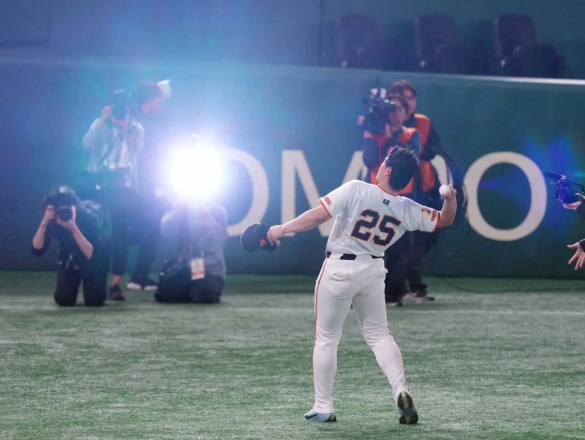 【画像・写真】大リーグ挑戦の巨人・岡本和真に東京ドームから「岡本コール」と応援歌　帽子をとって場内を1周
