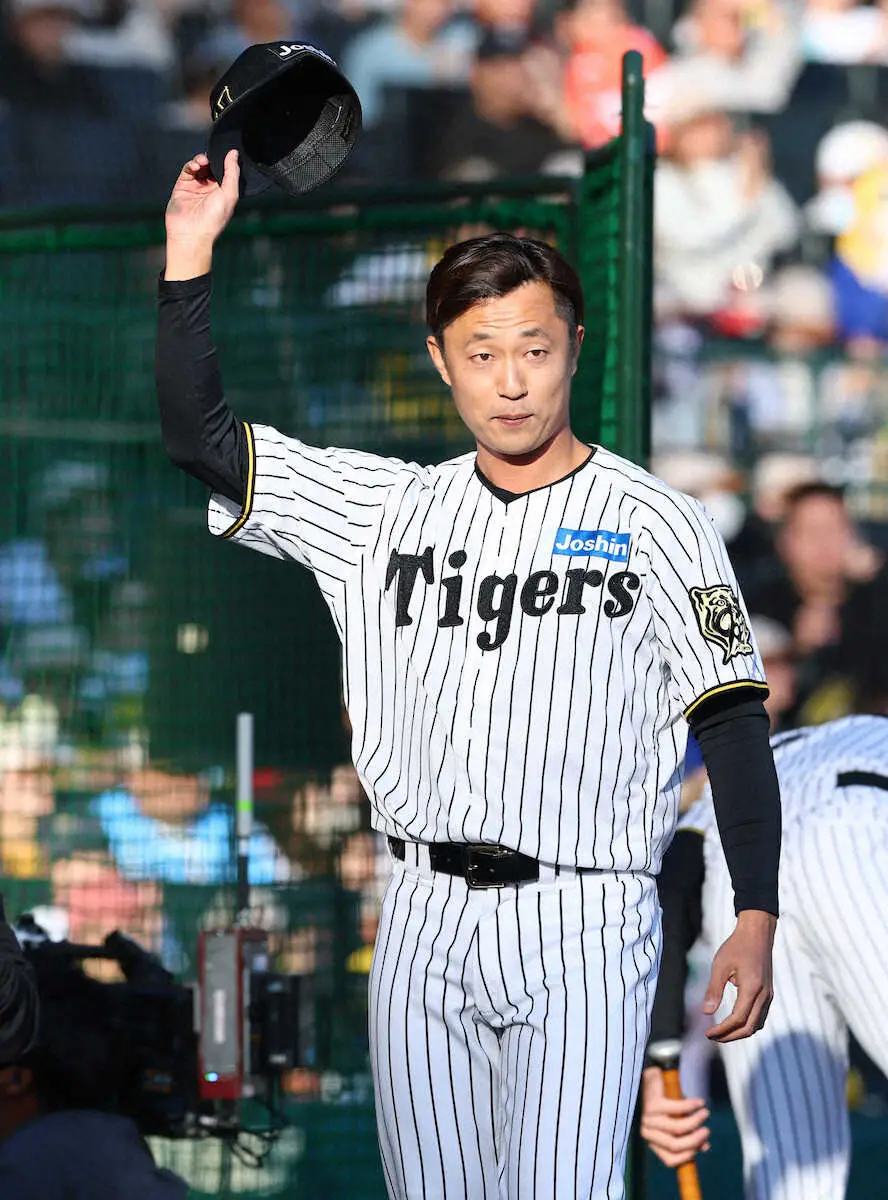 【画像・写真】帽子を取ってファンにあいさつする島本（撮影・岸　良祐）