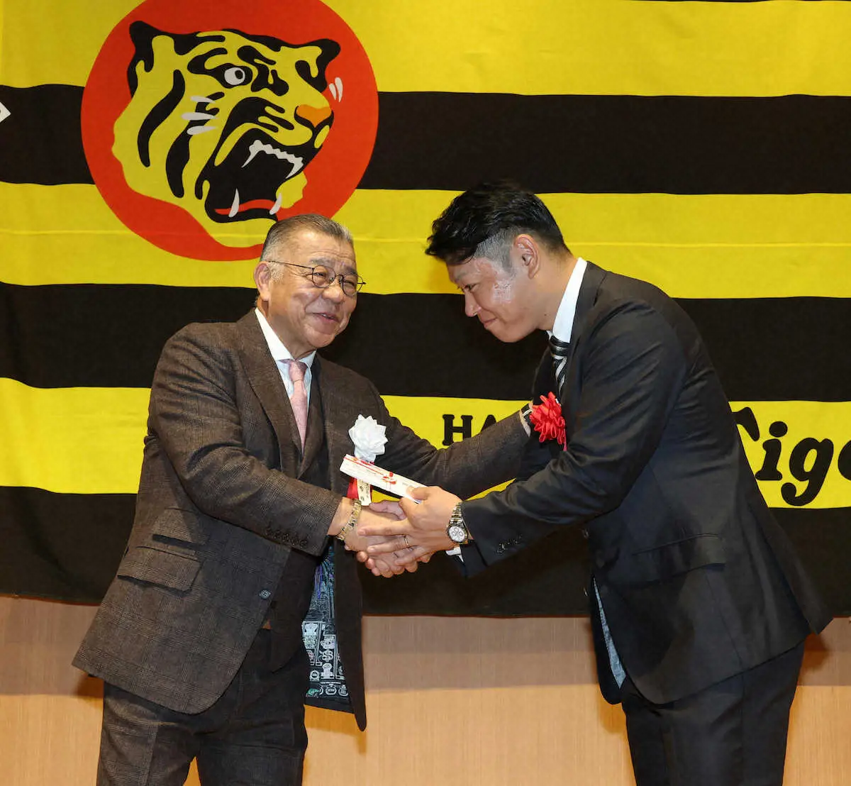 【画像・写真】掛布OB会長（左から）表彰される原口氏（撮影・後藤　正志）　