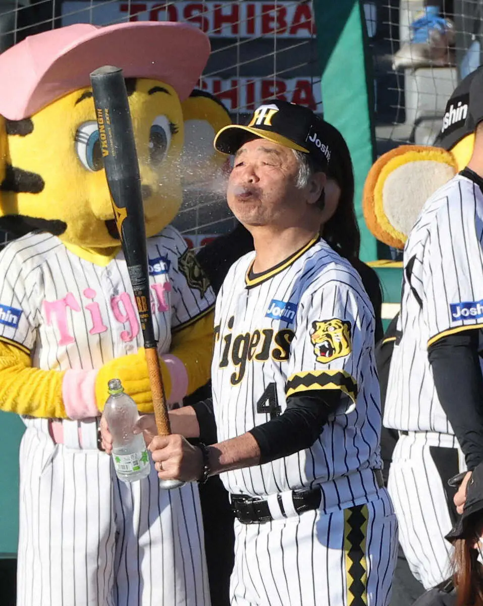 【画像・写真】バットに水を吹きかけて打席に向かう川藤幸三氏（撮影・大森　寛明）