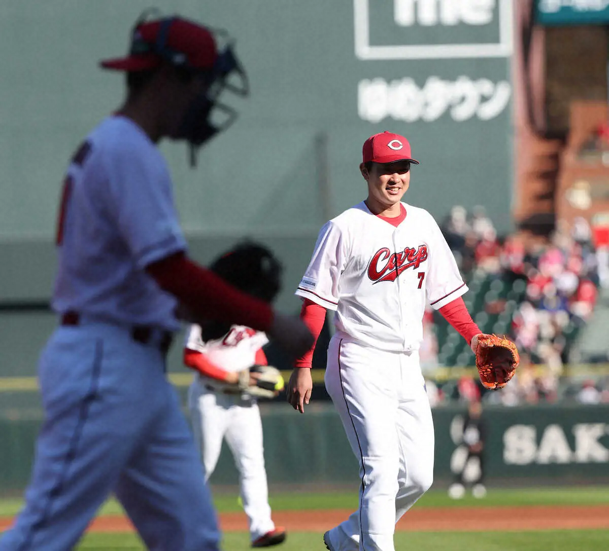 【画像・写真】ソフトボール対決で、磯村氏（左）とバッテリーと組んだ堂林　（撮影・平嶋　理子）