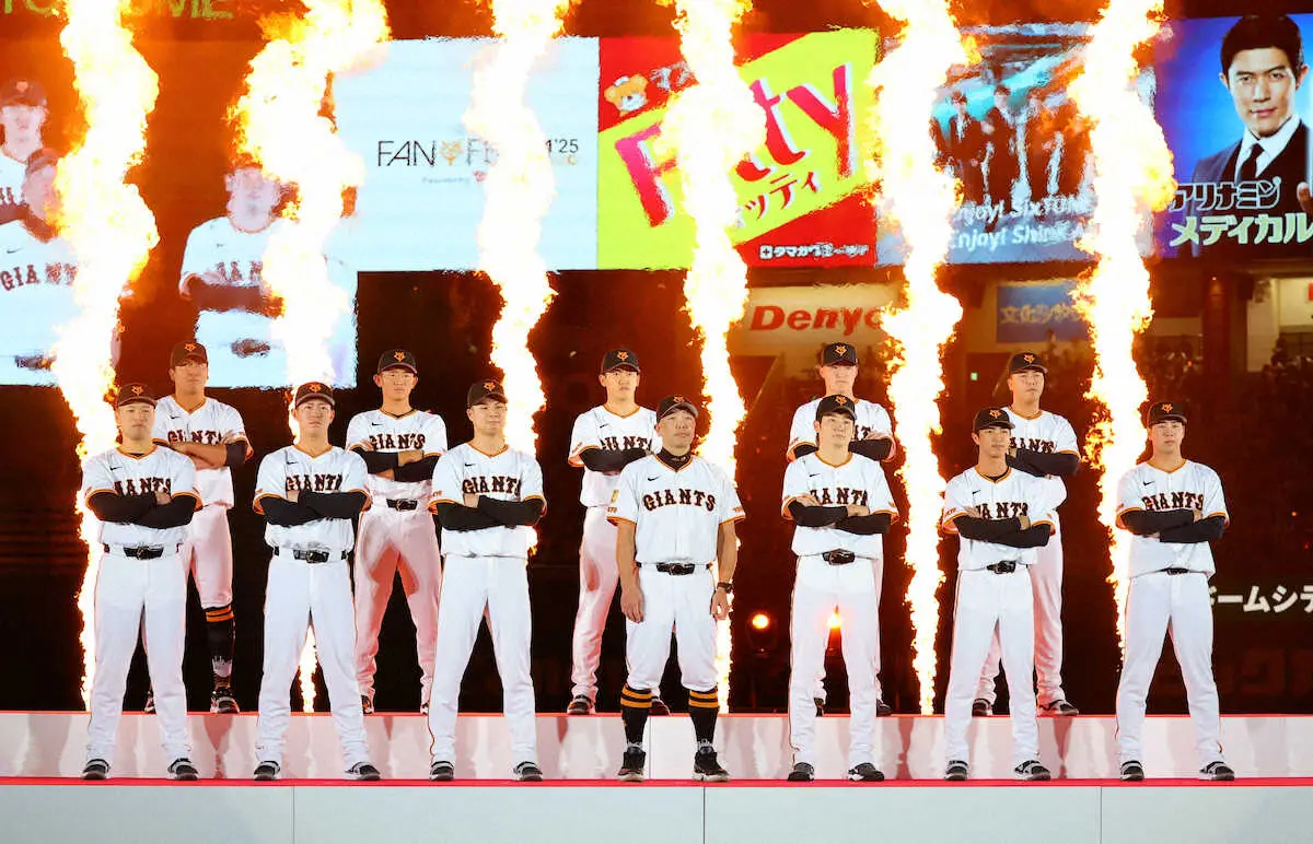 【画像・写真】ファンの前に登場する（前列左から）藤井、皆川、田和、阿部監督、竹丸、山城、小浜、（後列同）知念、松井蓮、冨重、林、河野（撮影・光山　貴大）