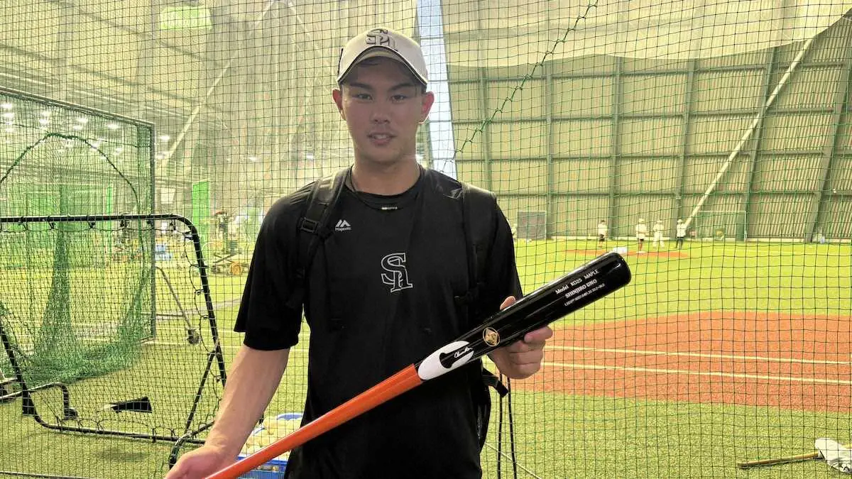 【画像・写真】父・誠一さんが卸売を行っている、愛用のバットを手に持つ宇野（撮影・昼間　里紗）