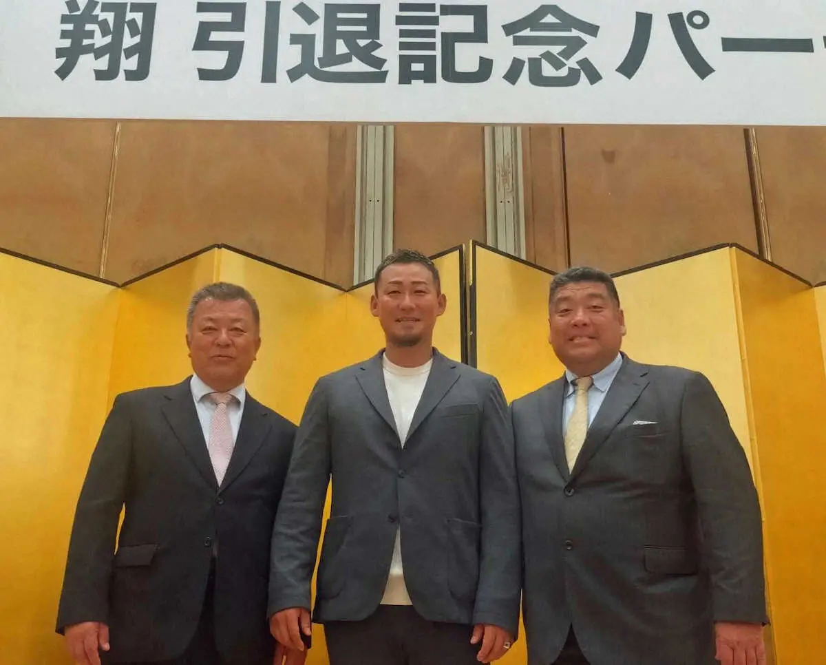 【画像・写真】今季限りで引退した中日・中田翔氏（中）は小中学校で所属した広島鯉城リトルシニア主催の引退記念パーティーに出席し、母校の大阪桐蔭高の西谷浩一監督（右）、有友茂史部長からプロ生活を慰労された＝24日広島市内