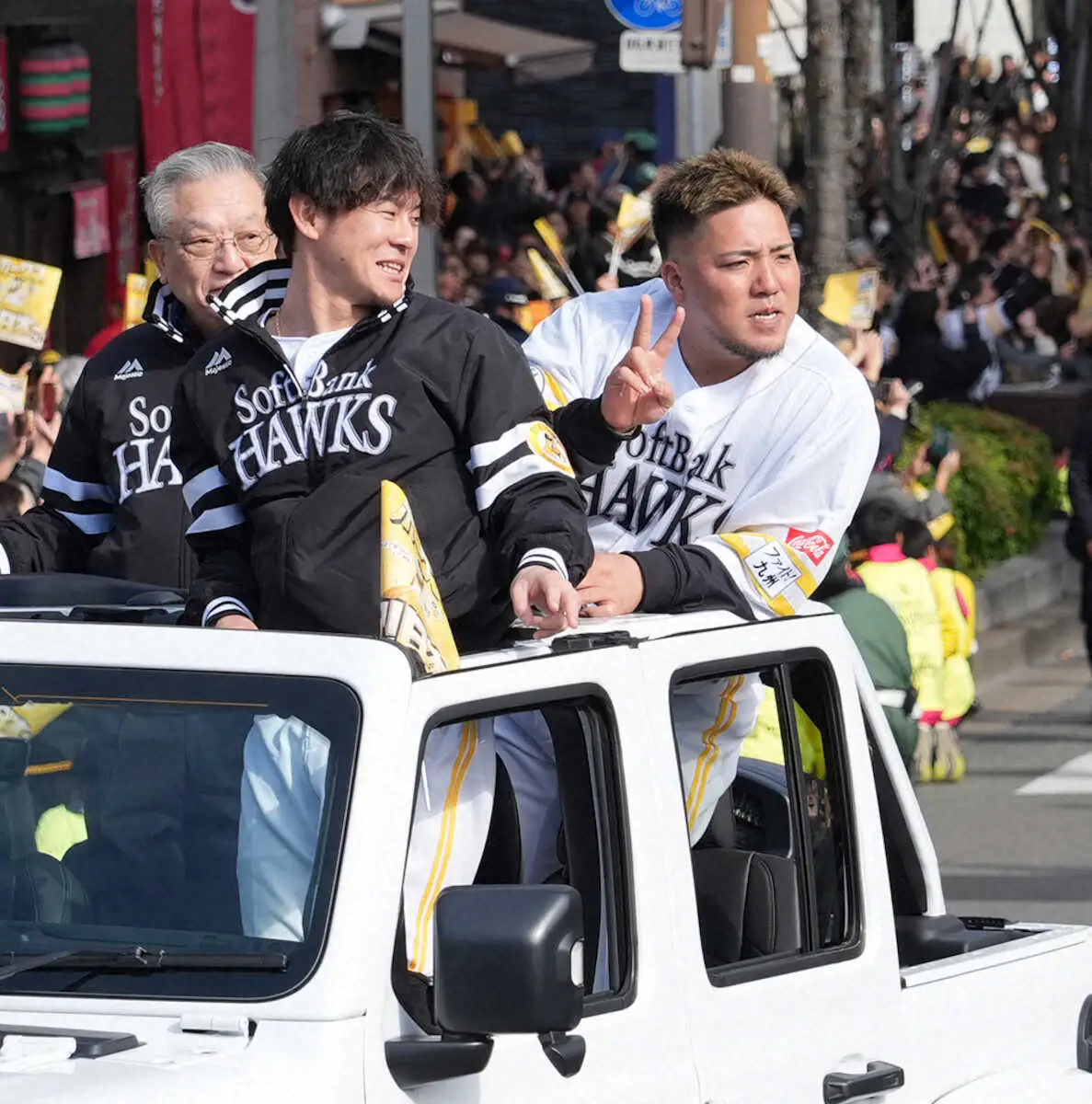 【画像・写真】ファンの声援に応える牧原大（左）と山川（撮影・岡田　丈靖）