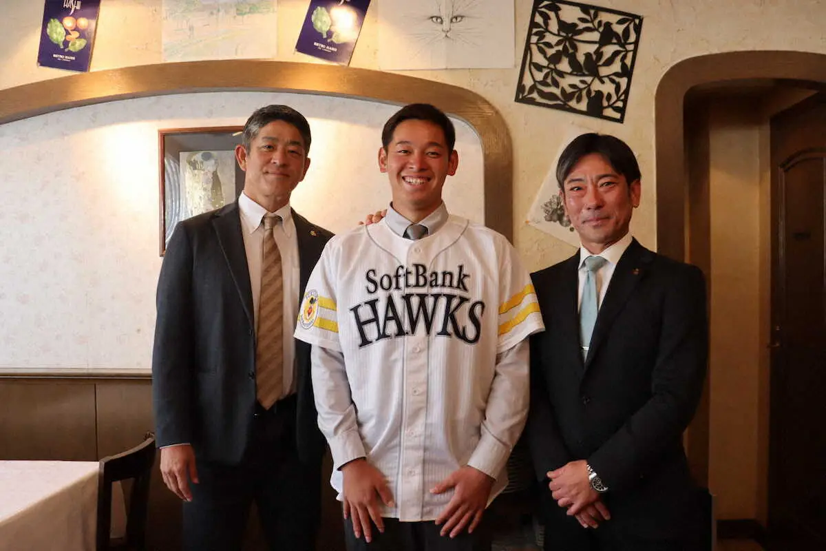 【画像・写真】福山アマスカウトチーフ（左）、稲嶺アマスカウト（右）と写真に納まる鈴木