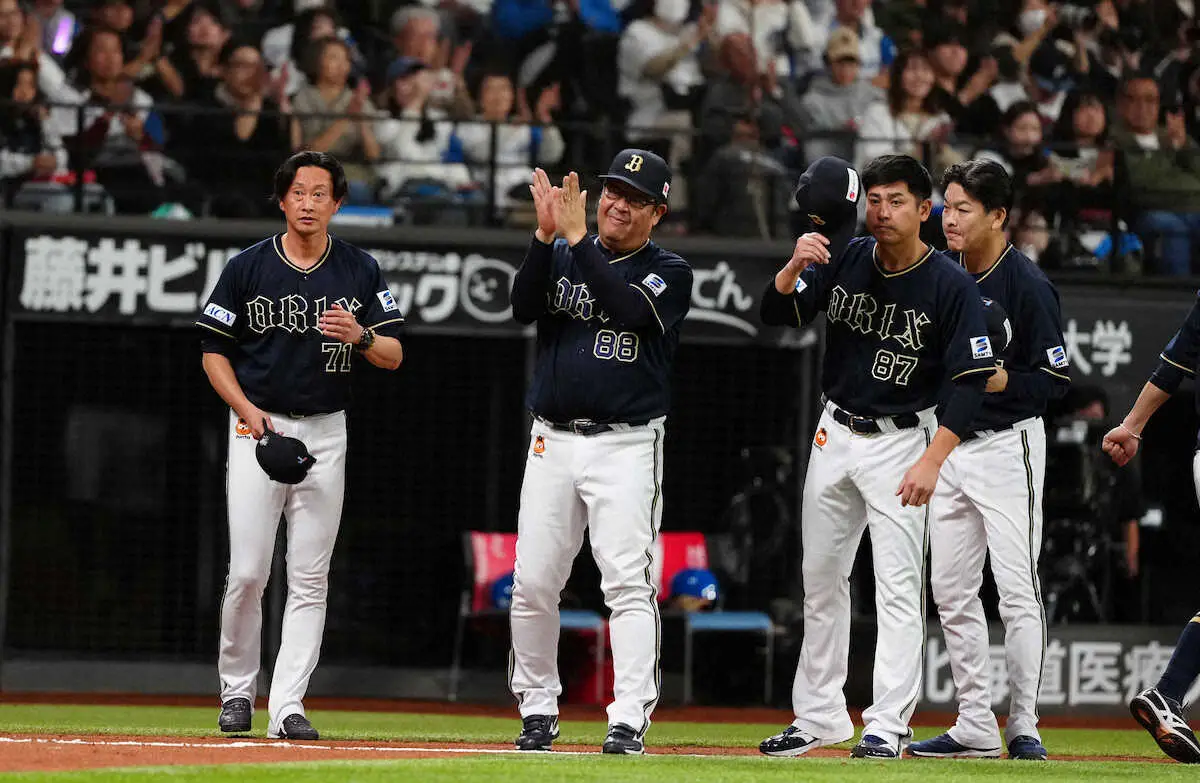 【画像・写真】CS敗退が決まり、スタンドにあいさつするオリックス・岸田監督（左）ら（撮影・高橋　茂夫）