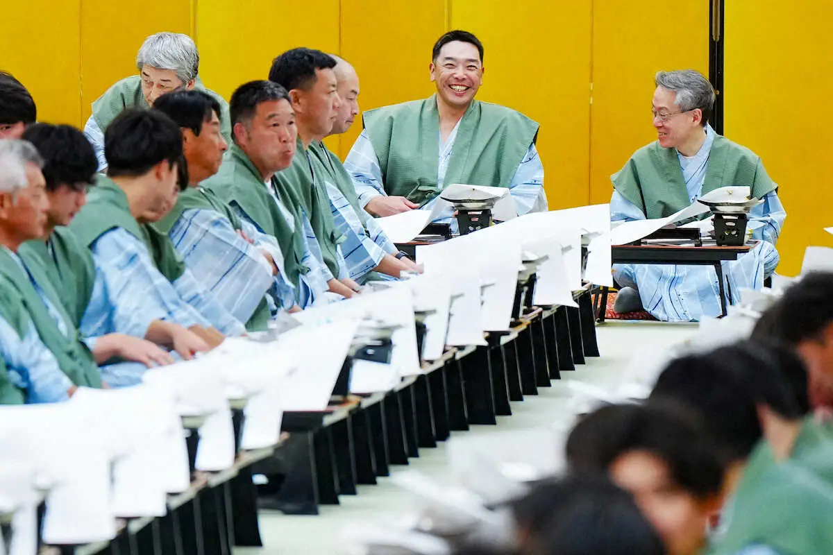 【画像・写真】巨人・阿部監督が球団納会であいさつ「後ろを向くことなく、前を向いてチーム一丸となれるチャンス」