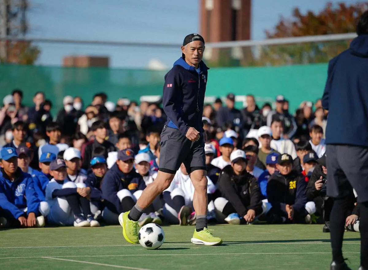 【画像・写真】イチローさん　テニス＆サッカー挑戦！高い身体能力示すも苦笑い「改めて僕は球技が苦手だと思った」