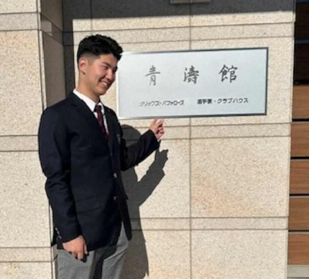 【画像・写真】施設見学のため青濤館を訪れたオリックスのドラフト3位指名の佐藤龍月