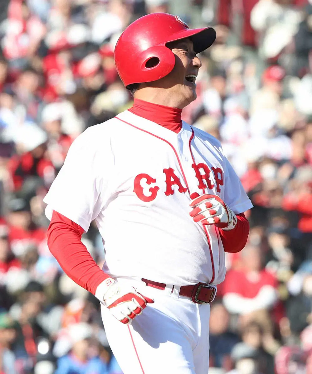 【画像・写真】黒田氏に抑えられて悔しがる金本氏