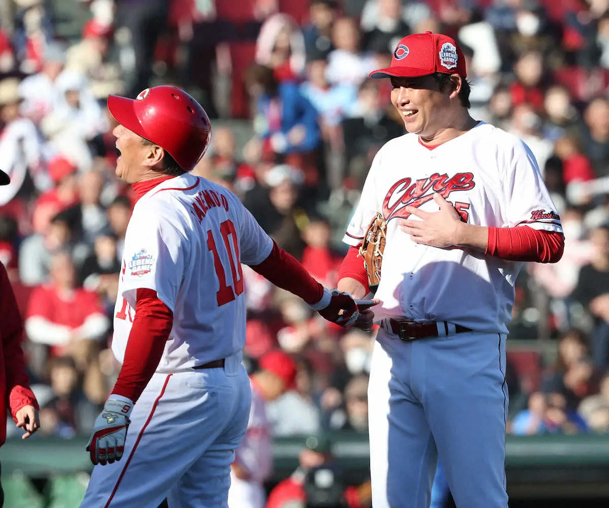 【画像・写真】＜カープ　レジェンドゲーム2025　紅白戦＞　三ゴロを体で止めた新井監督（右）とボールの跡を見て爆笑する金本氏