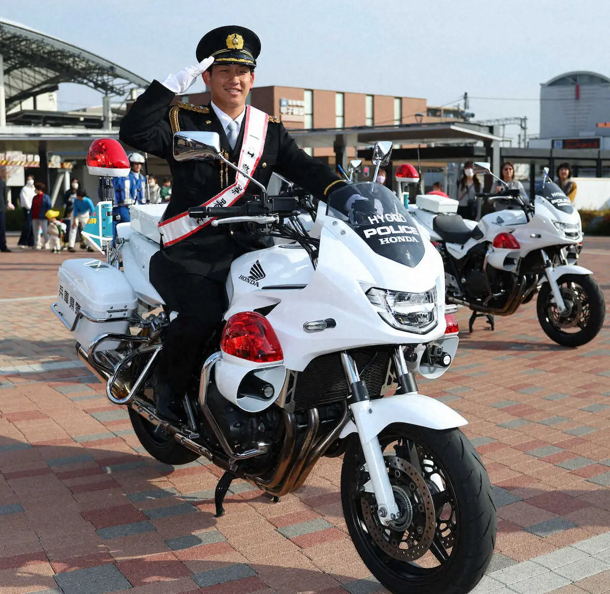 【画像・写真】阪神・伊原陵人が甲子園警察一日署長務める　制服姿は当初「似合うかな…」と心配も「意外といける」