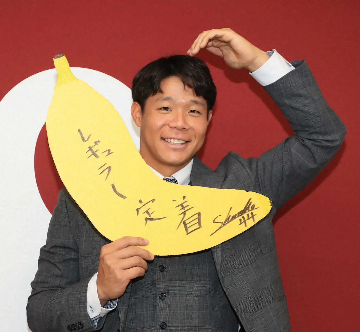 【画像・写真】巨人・佐々木俊輔　25％アップの年俸2300万円でサイン「貯めていい車でも買えたら」