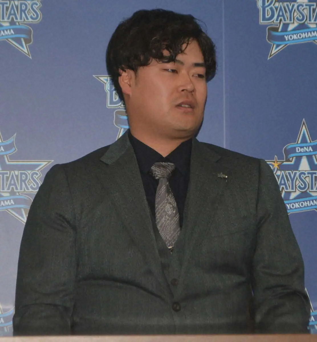 【画像・写真】DeNA伊勢が契約更改で結婚を報告　年俸も4750万円増の1億4000万円と二重の喜び！