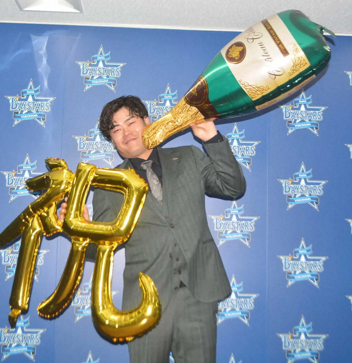 【画像・写真】DeNA・伊勢　契約交渉で結婚報告　年俸1億4000万円でサイン「リリーバーの中でトップに」