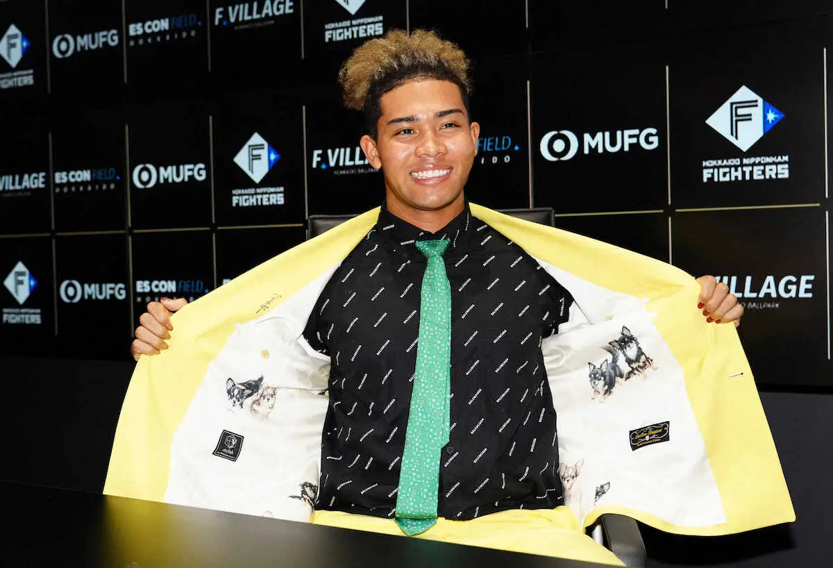 【画像・写真】日本ハム水谷「半分アップ」と倍額で契約更改　ド派手な「パイナップルコーデ」で交渉　目標は億超え