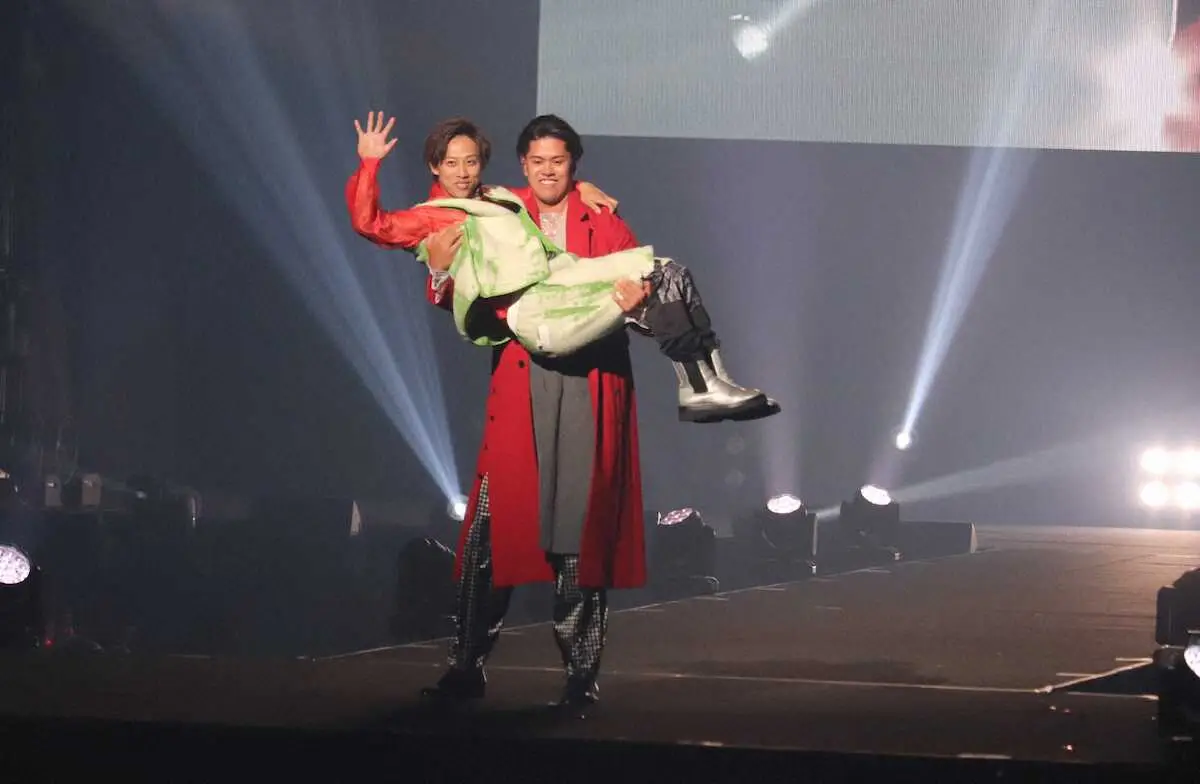 【画像・写真】広島・菊地ハルンが羽月をお姫様だっこ！　TGC広島にゲスト出演　羽月は推しアイドルグループにメロメロ