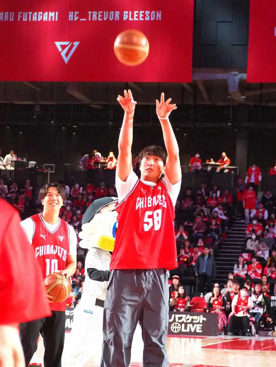 【画像・写真】ロッテ・河村＆上田　千葉Jの試合で「フリースローチャレンジ」に挑戦　河村見事に3本決める