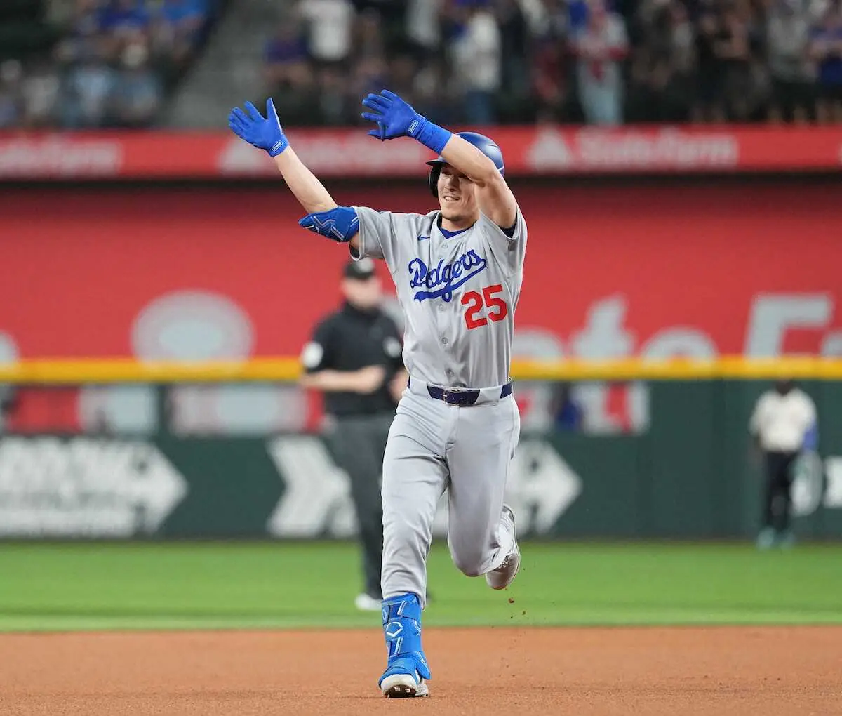 【画像・写真】ドジャース監督　右足首手術のエドマン「制限にならない」来季も内外野フル稼働期待　開幕間に合う見通し