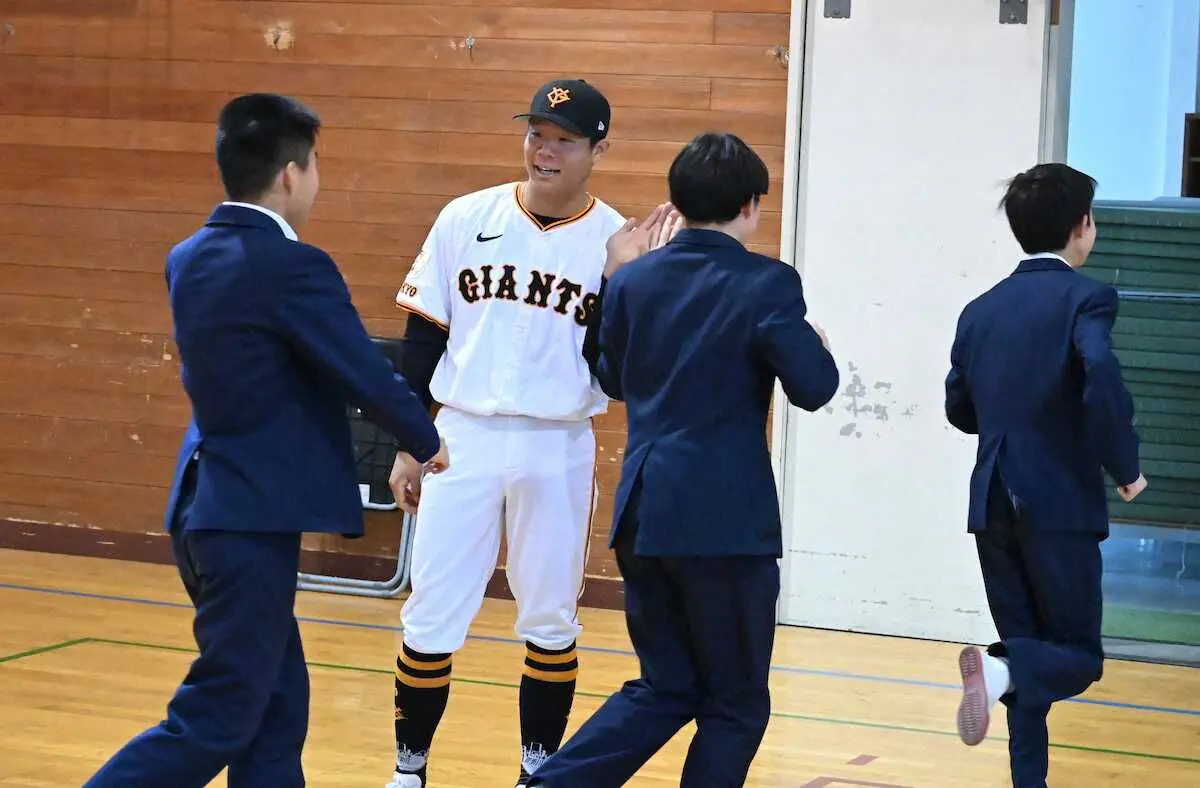 【画像・写真】巨人・佐々木が母校を訪問　後輩たちに来季「盗塁王」宣言！　一緒に給食“もぐもぐタイム”でパワー充電