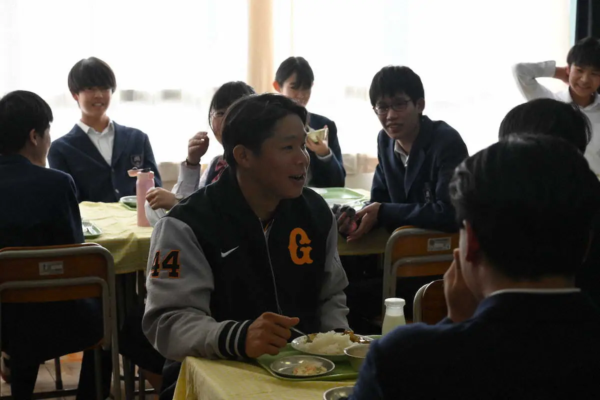【画像・写真】巨人・佐々木　阿部監督が求める「暴走族」に名乗り!母校で「獲りたいタイトルは盗塁王」宣言