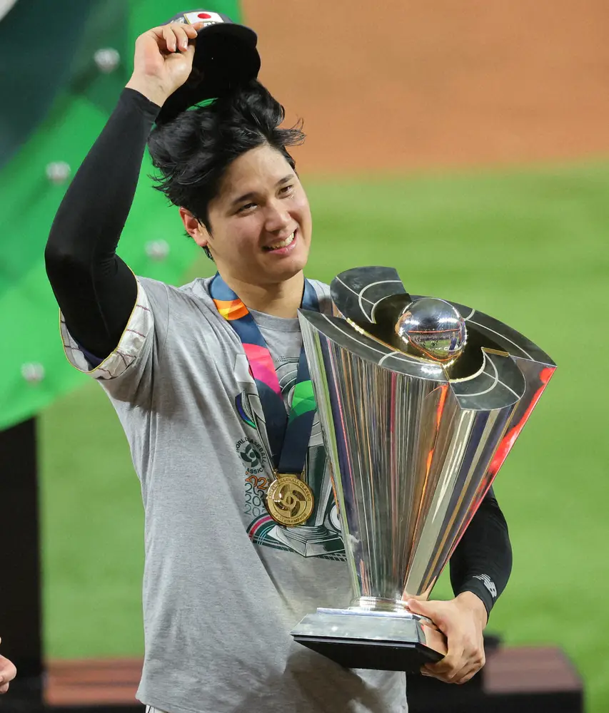 WBC 2025 ハッピ　ドジャース　大谷翔平 前回23年のWBCで世界一に輝き、トロフィーを手にする大谷翔平