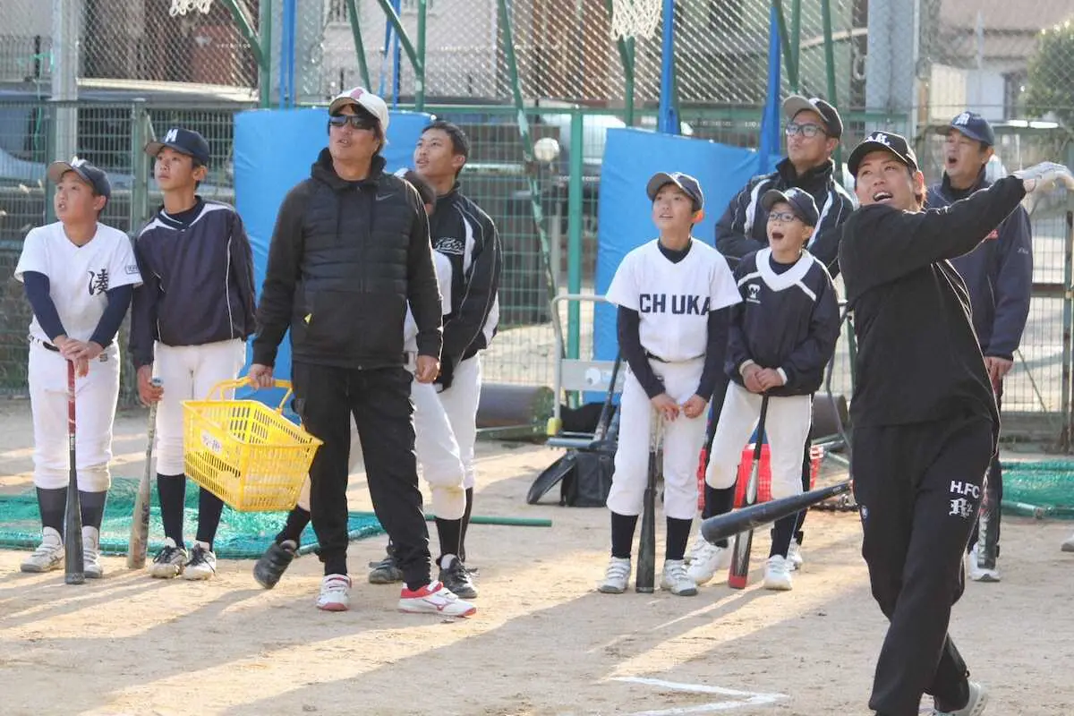【画像・写真】阪神・梅野隆太郎が本番さながら防具“フル装備”で技術指導　捕逸0の実力に子どもたち驚嘆